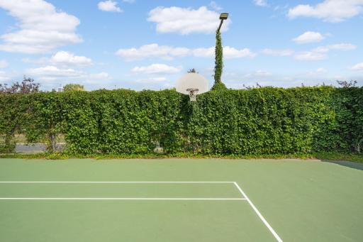 Wonderful location close to parks, shopping, main roads if work commuting is needed.