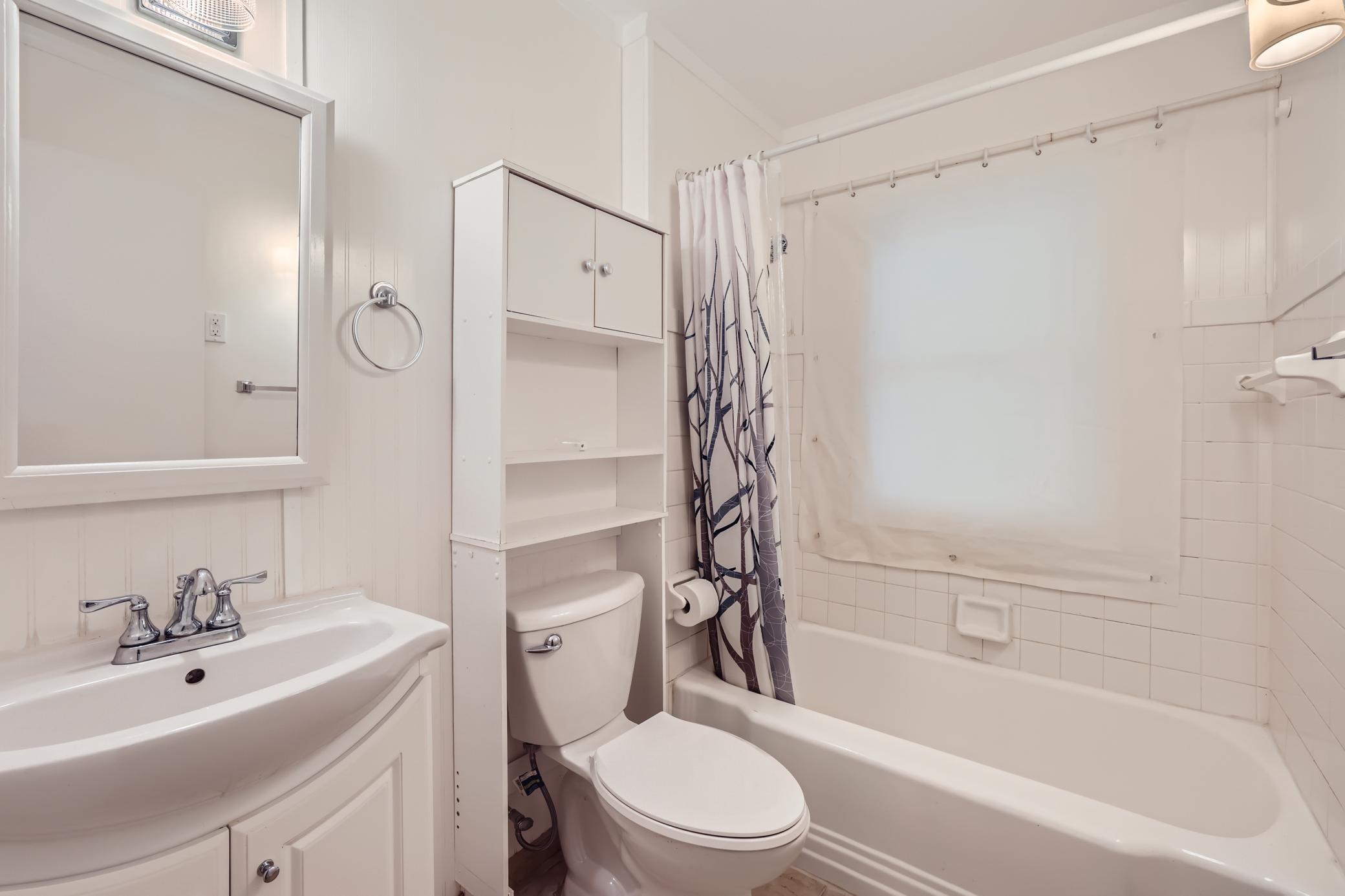 12 Main Floor Common Bath.jpg