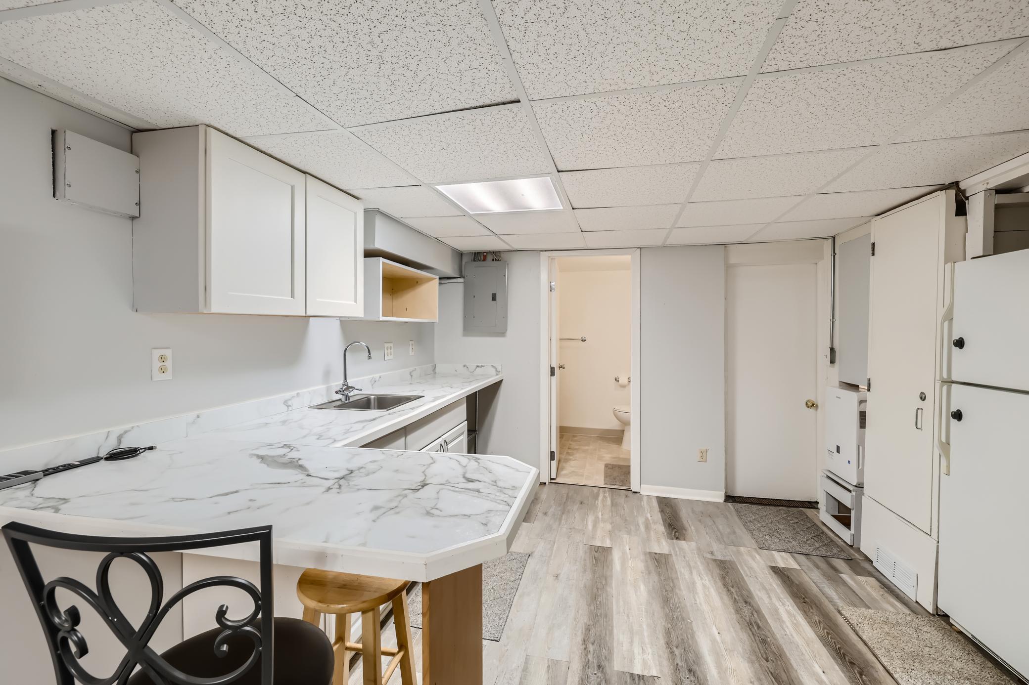 17 Lower Level Wetbar and Eating Area.jpg