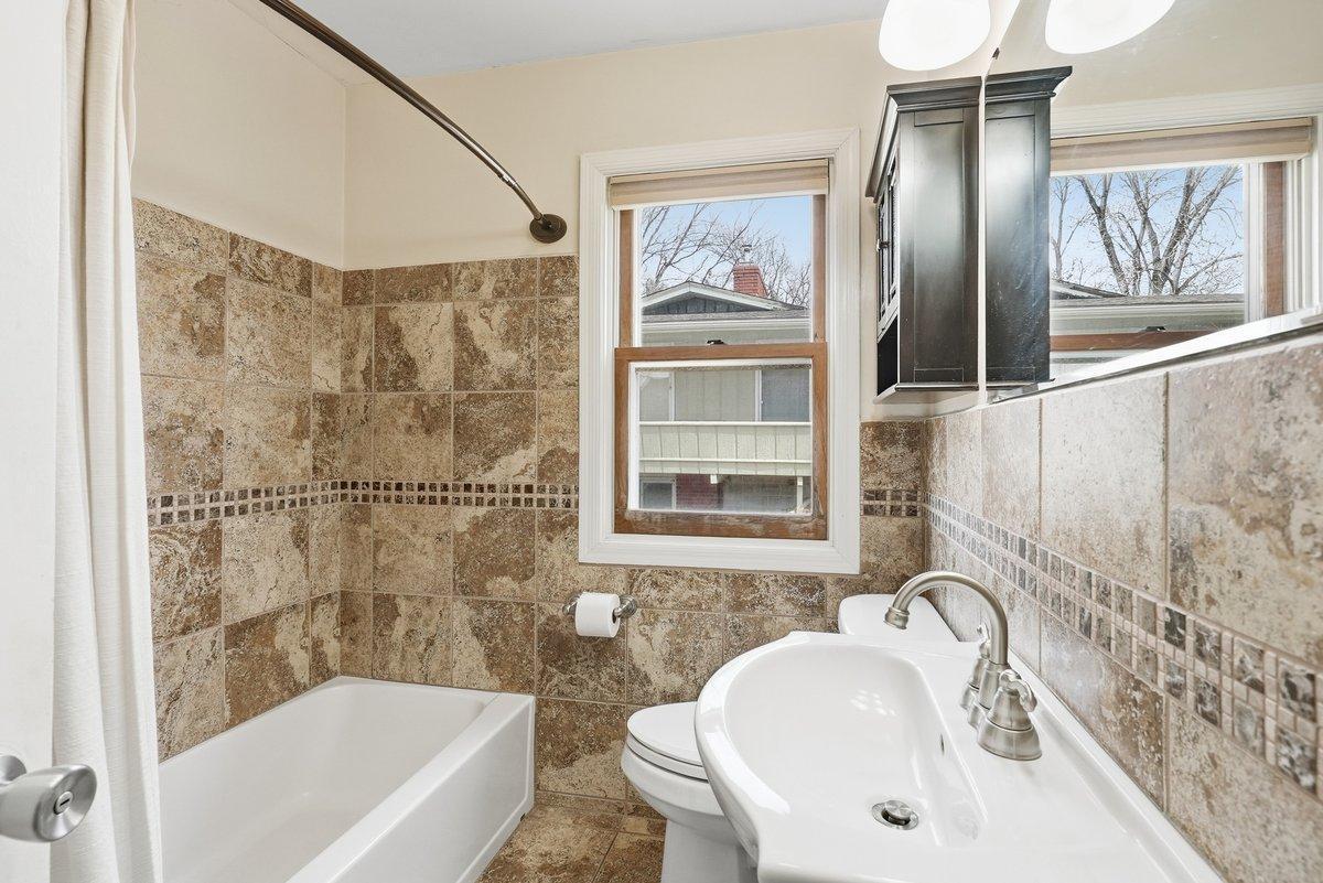 Primary Bathroom (2).jpg