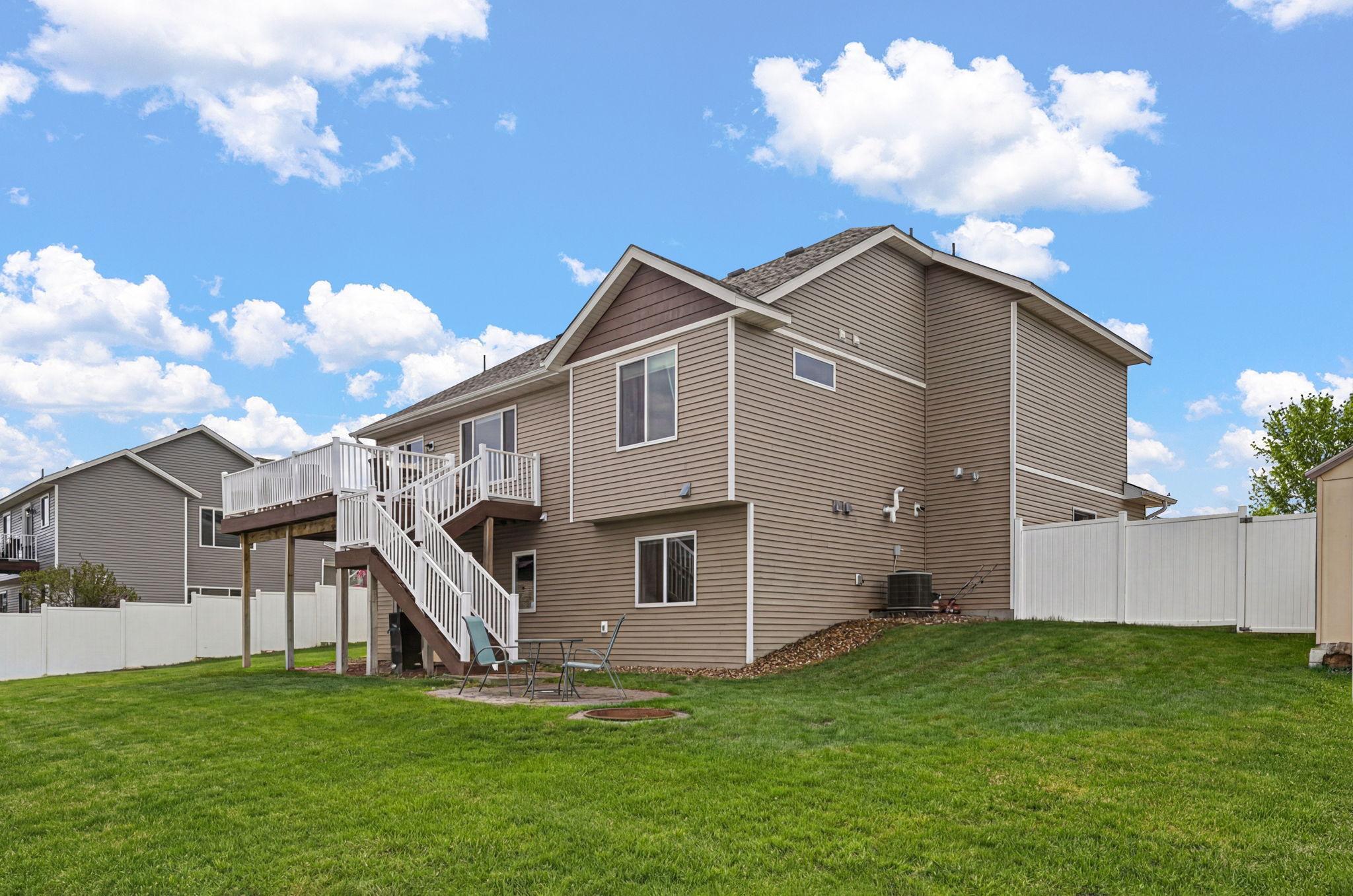 Great sized back yard-Maintenance Free Deck and Fence!