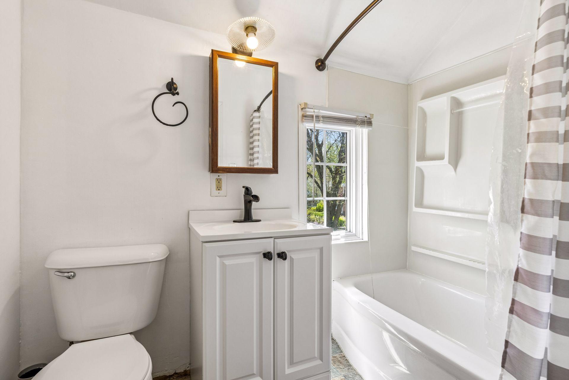 Full bathroom located in the 2nd bedroom