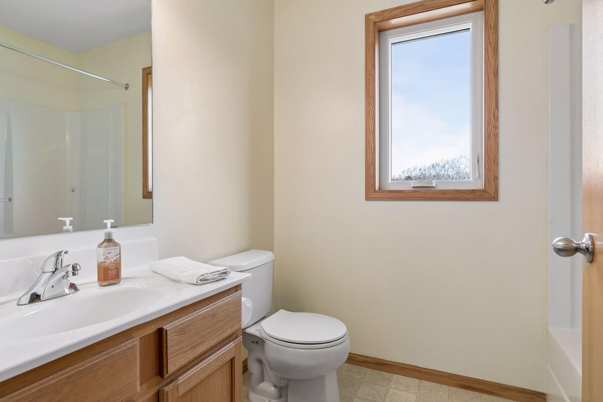 49 Windsor Wood Path - Upper level full bathroom in the hallway near the primary suite with the 3/4 bathroom.
