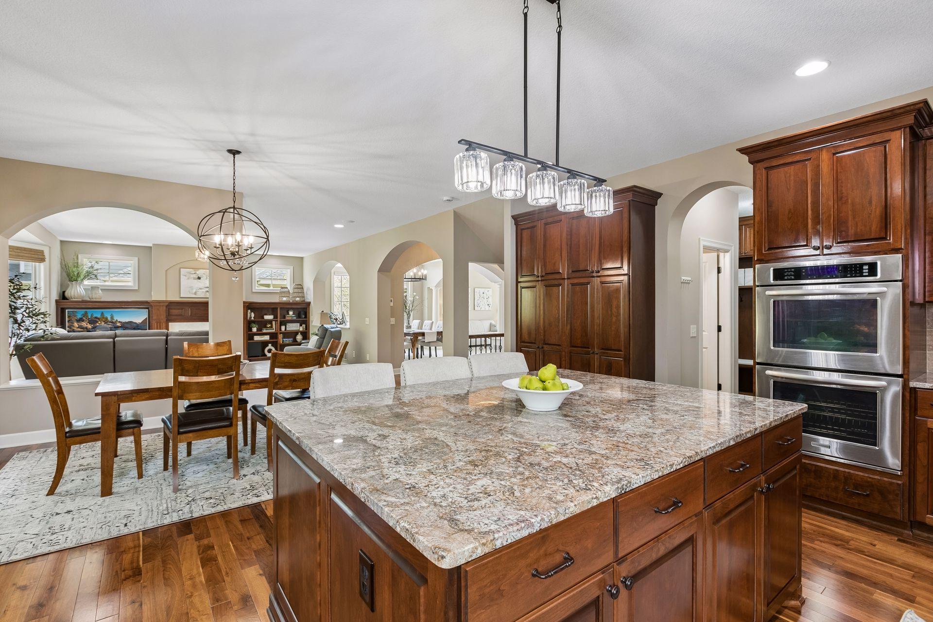 Huge center island with granite coutnertops