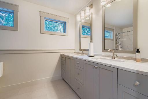 294 Cove Road - MLS Sized - 024 - 25 2nd Floor Bathroom.jpg