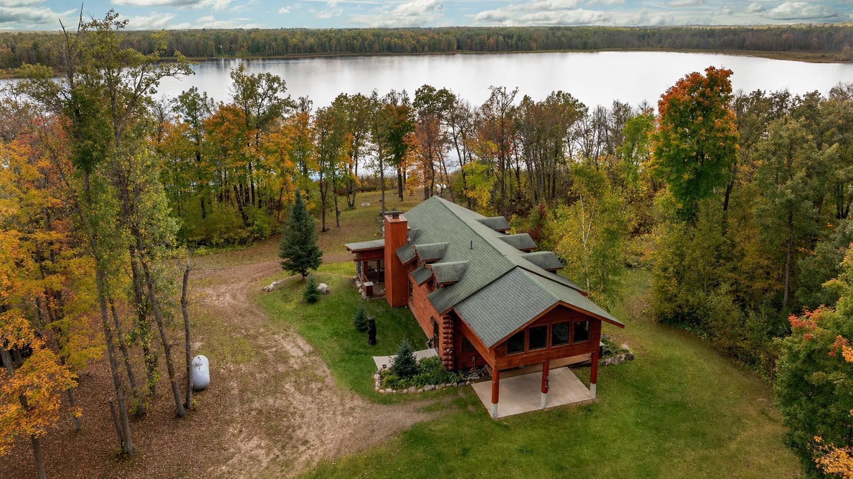 3 Bed / 3 Bath / 3000 sq ft Log Lodge