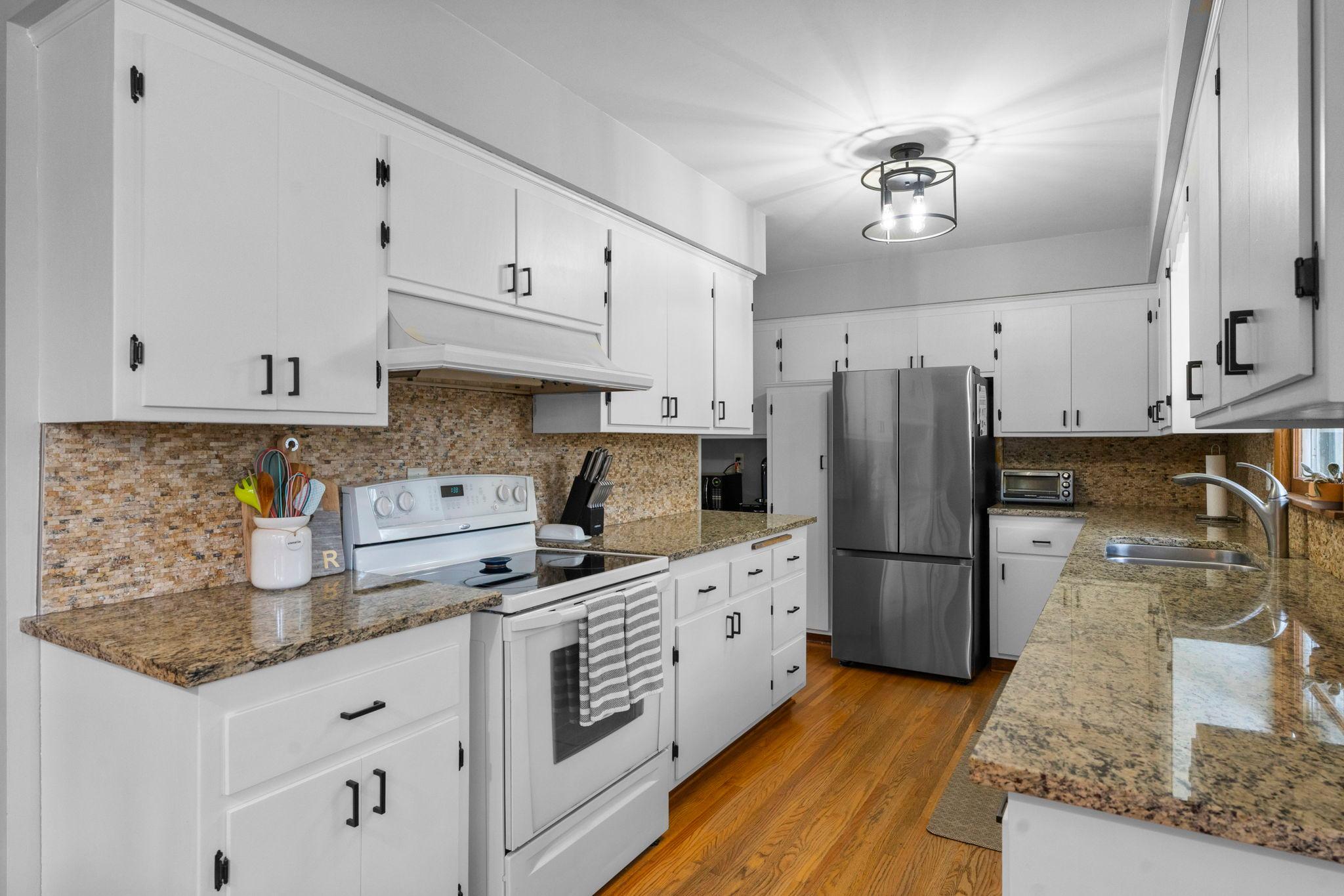 Lots of couterspace and cabinet space