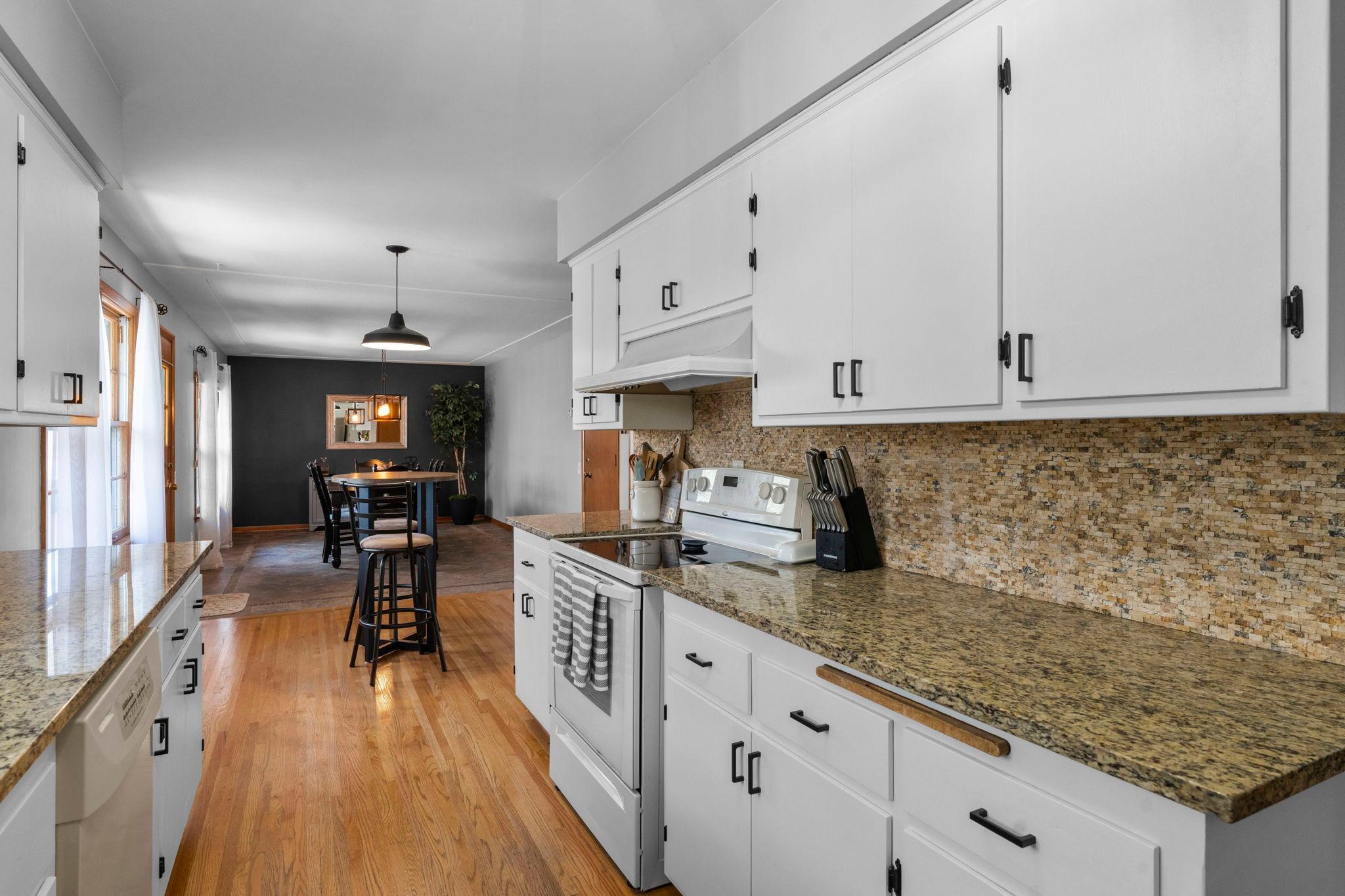 Open flow from kitchen to breakfast nook to dining room!