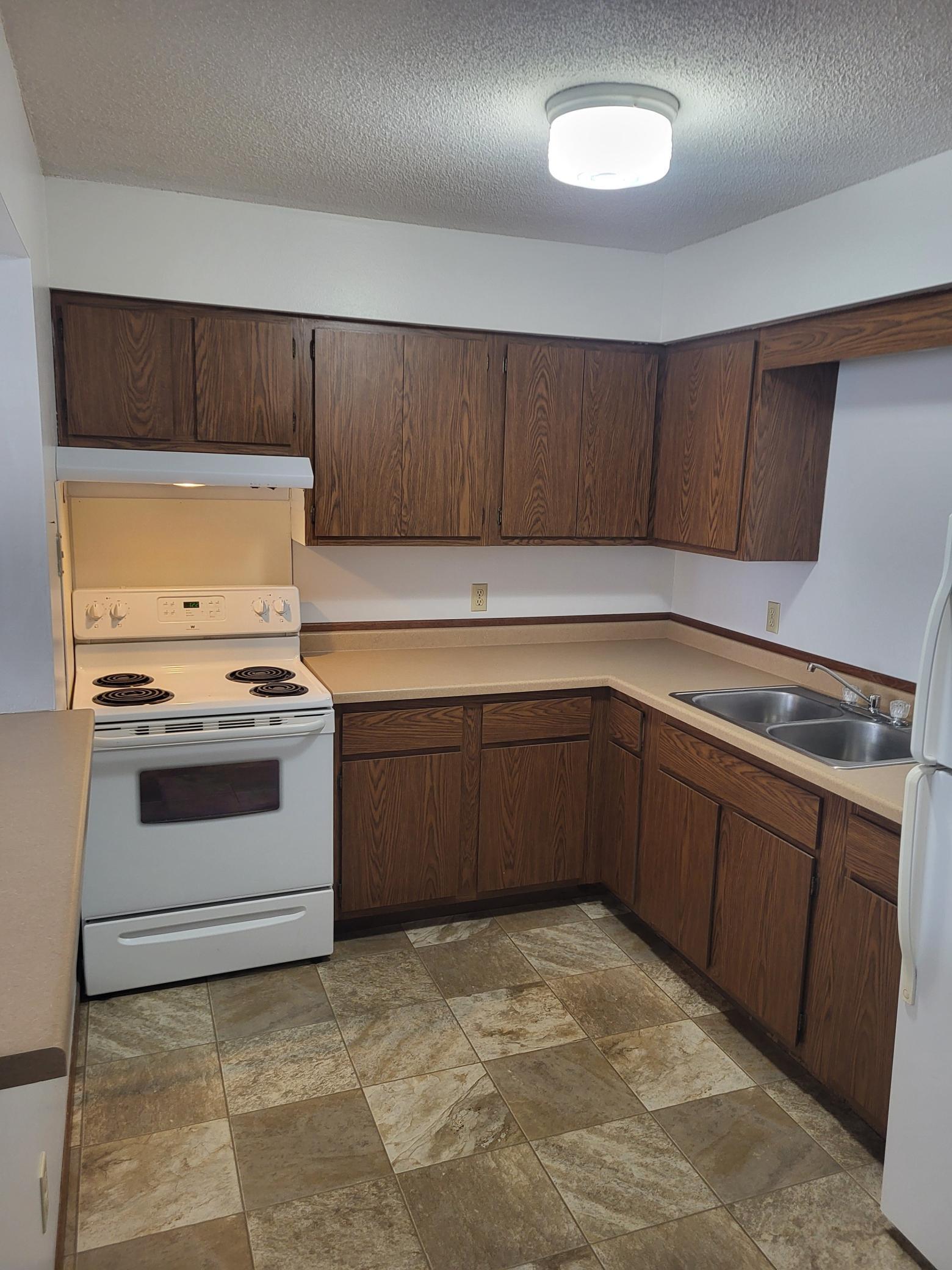 Miltona Apts #5 Kitchen (2).jpg