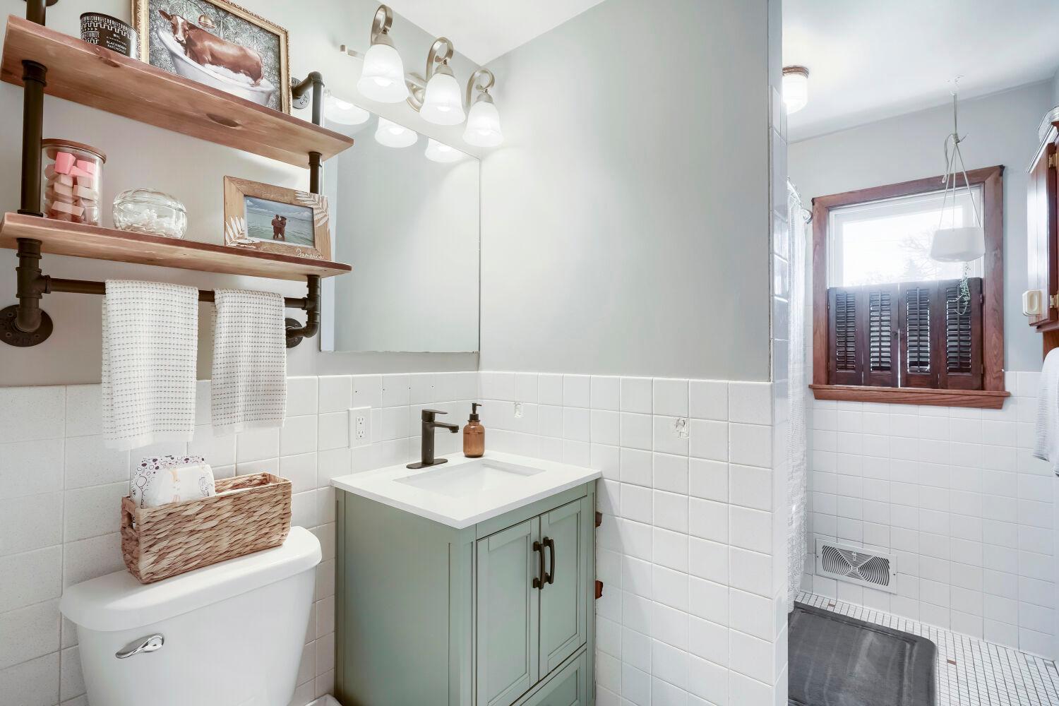 16088 Jordan Ave SE - Web Quality - 024 - 24 Bathroom.jpg