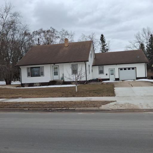 912 3rd Street NE, Roseau, MN 56751
