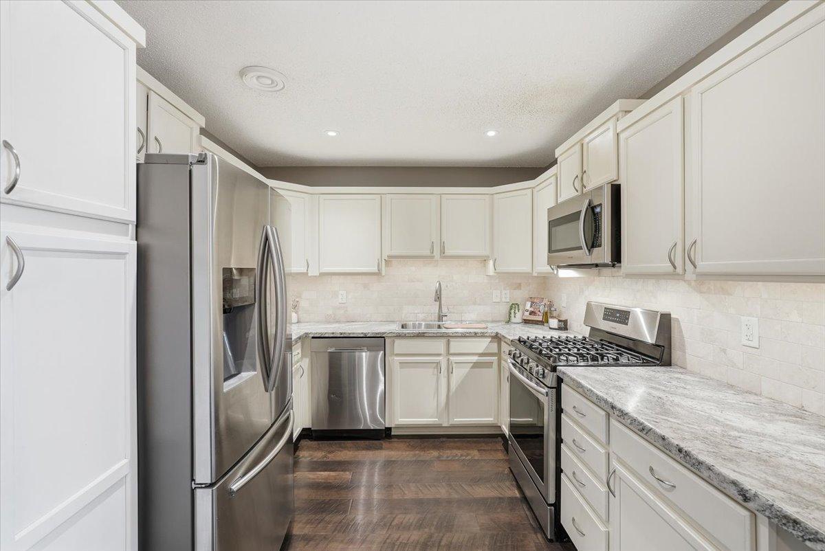 Updated kitchen w/ newer appliances, tile backsplash & pull out drawers