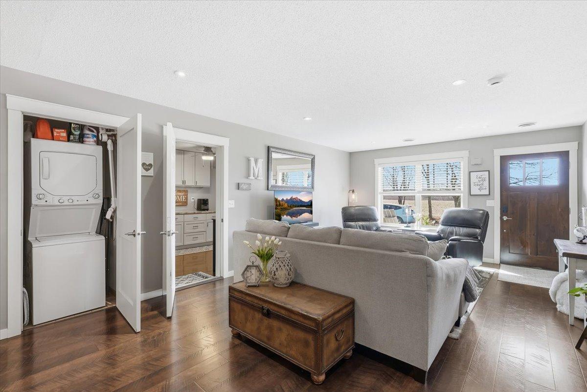 New stackable washer/dryer is included!