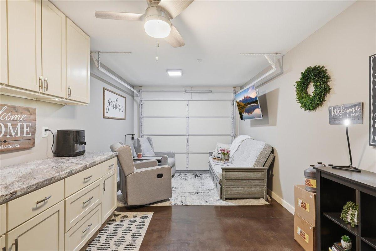 Garage/Flex Room Space