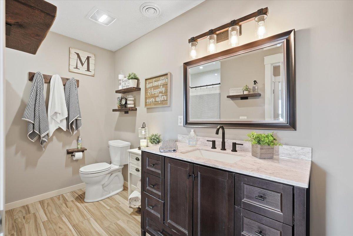 Full bathroom w/ new toilet