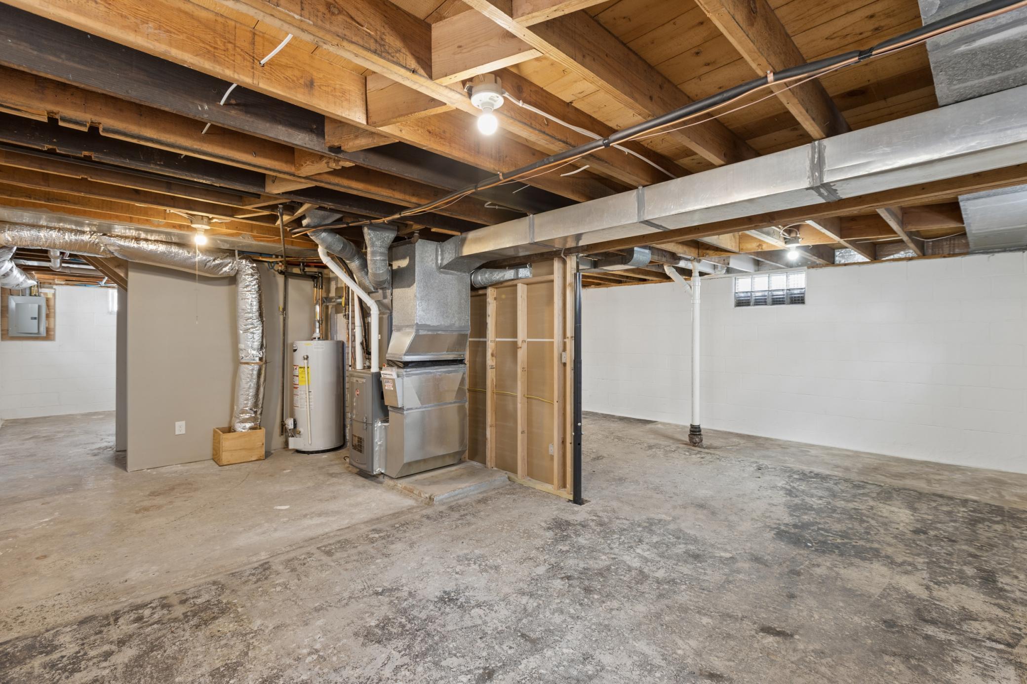 The gas water heater (2015) is included.