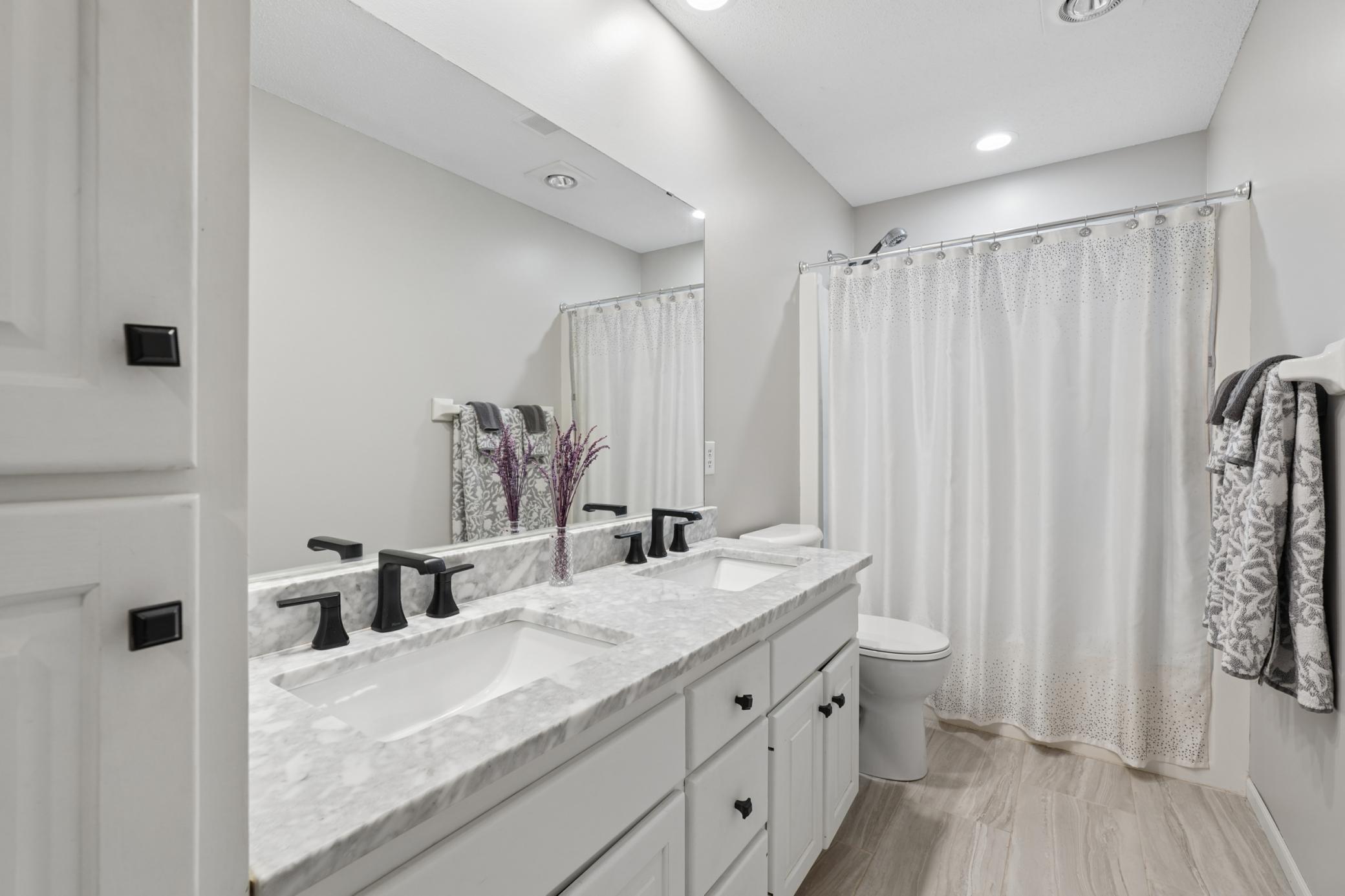 Upper level full bath with beautiful counter tops!