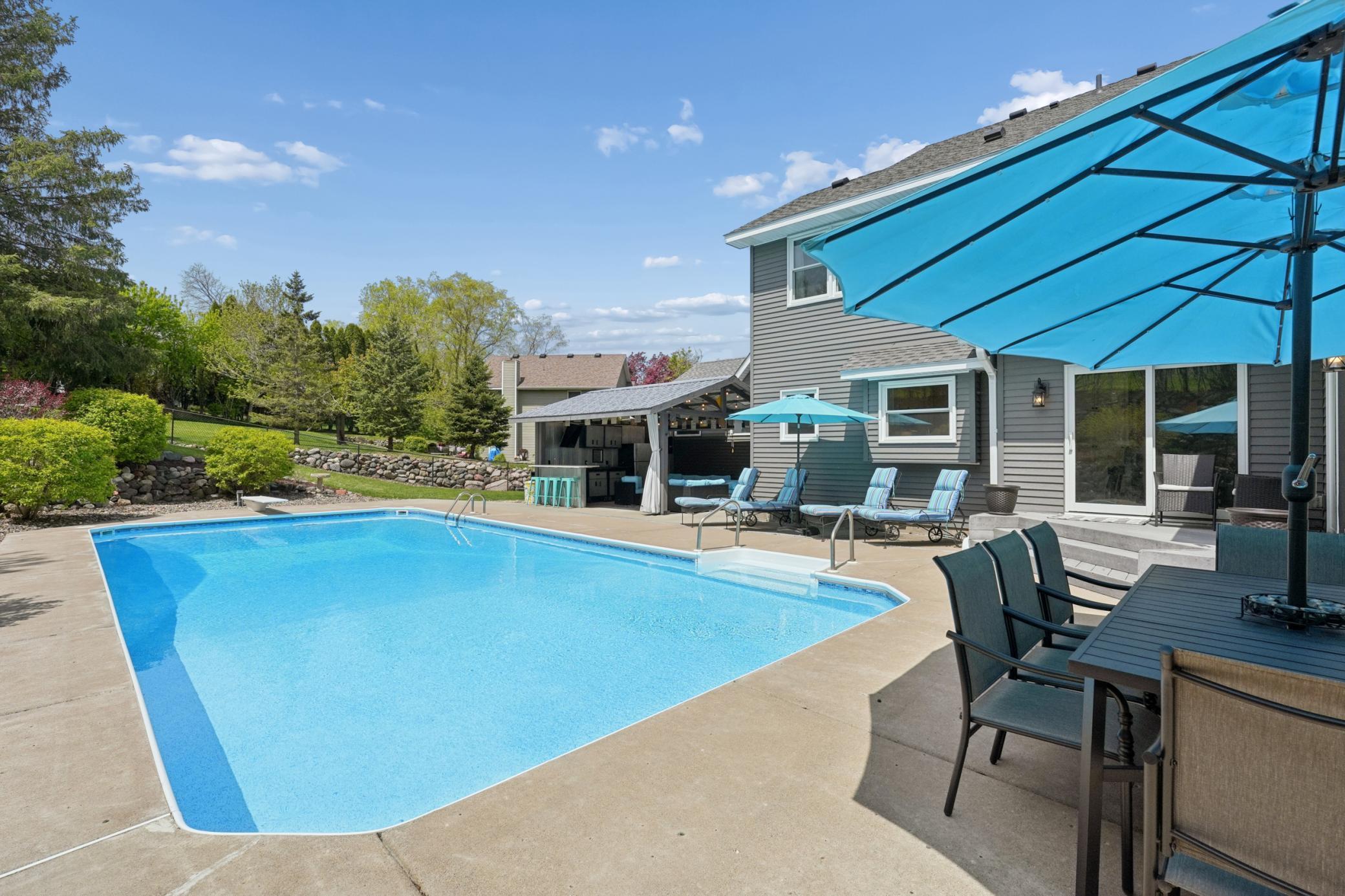 Pool deck with multiple seating areas & a covered bar!