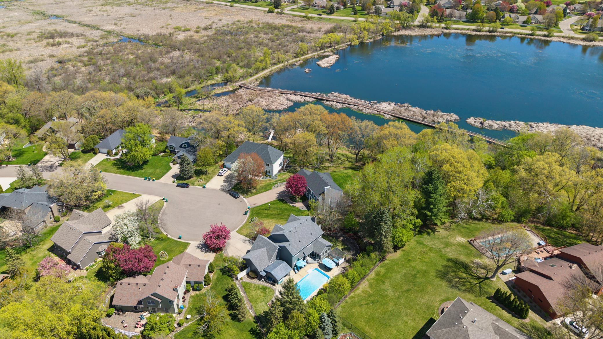 Walking distance to nearby lake & boardwalk!
