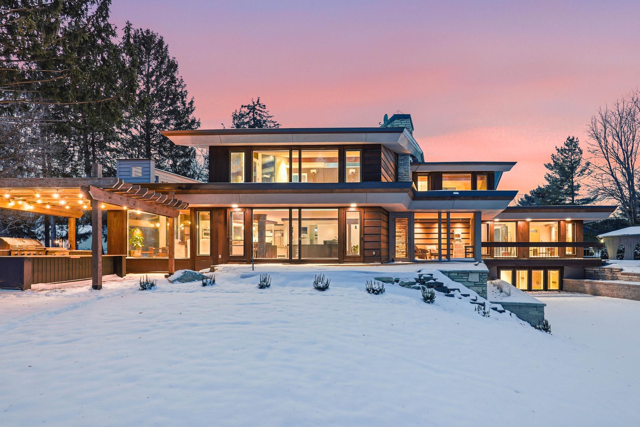 Welcome to 569 Quixote Ave N!