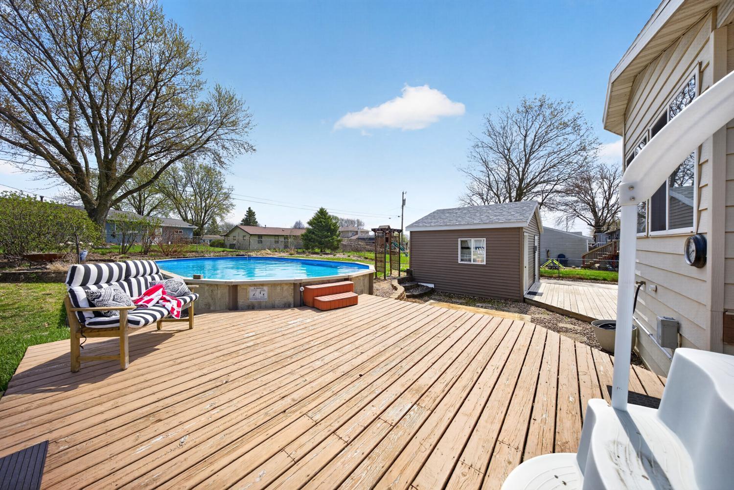 Deck, pool, pool house