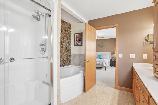 43-web-or-mls-Harbor Dr-S2204-043.jpg