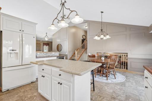 25-web-or-mls-Harbor Dr-S2204-025.jpg