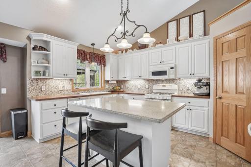 23-web-or-mls-Harbor Dr-S2204-023.jpg