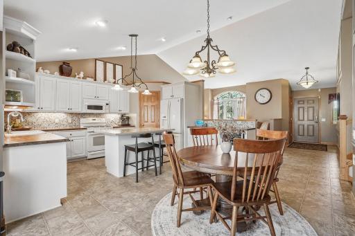 20-web-or-mls-Harbor Dr-S2204-020.jpg