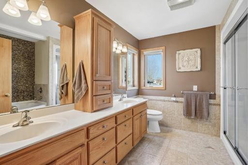 41-web-or-mls-Harbor Dr-S2204-041.jpg