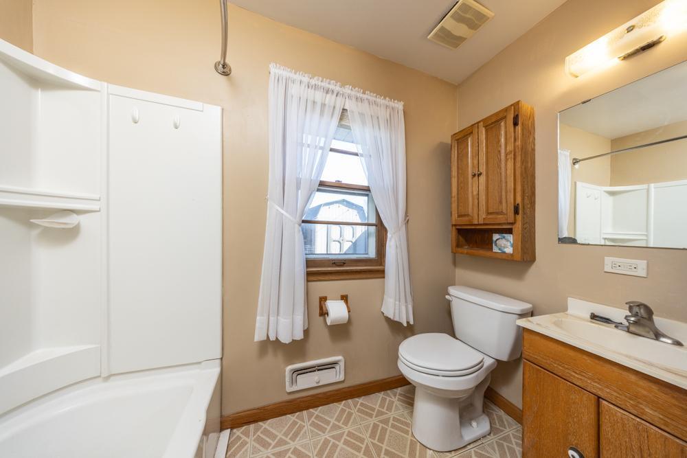 Main level full bathroom