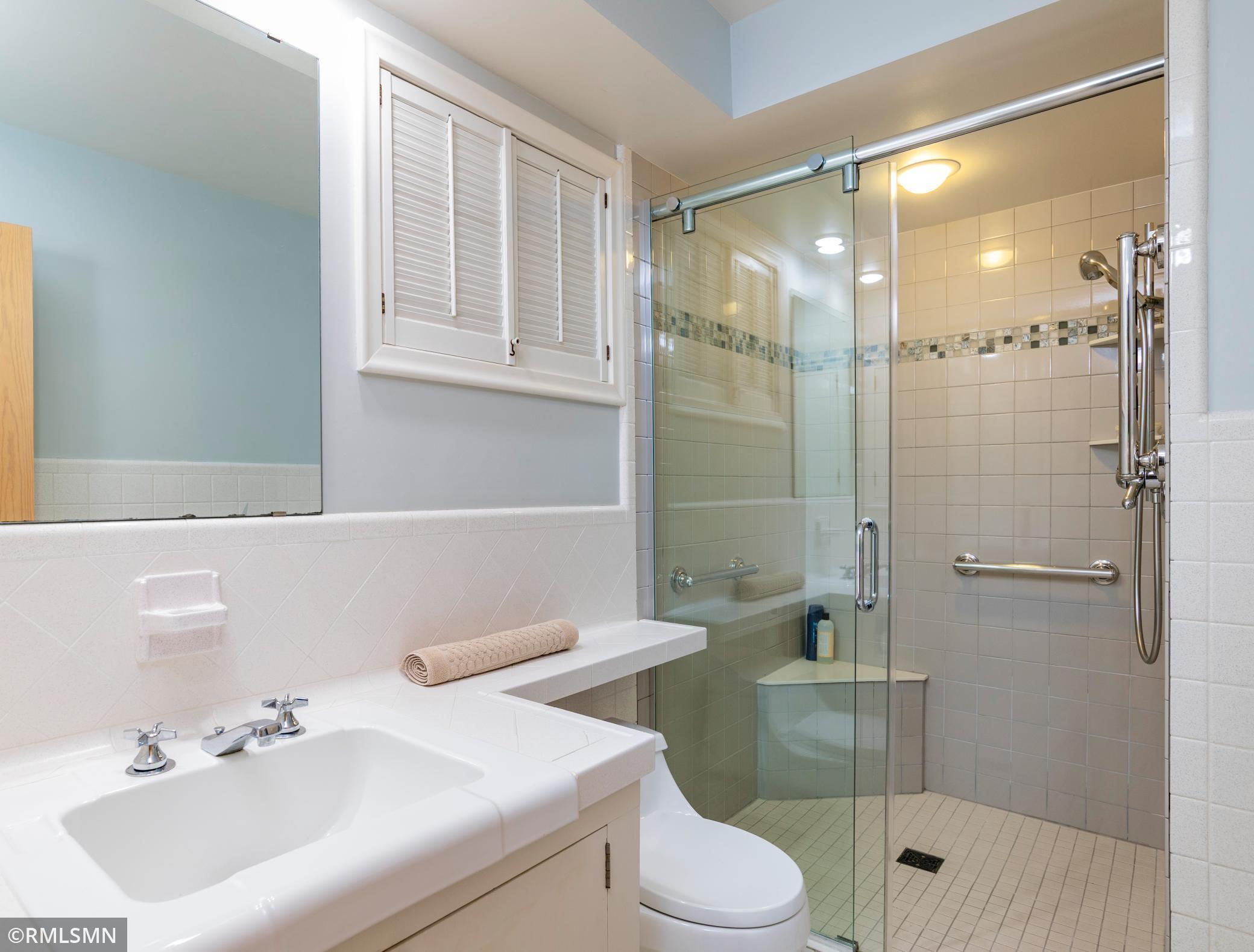 Primary bedroom bathroom