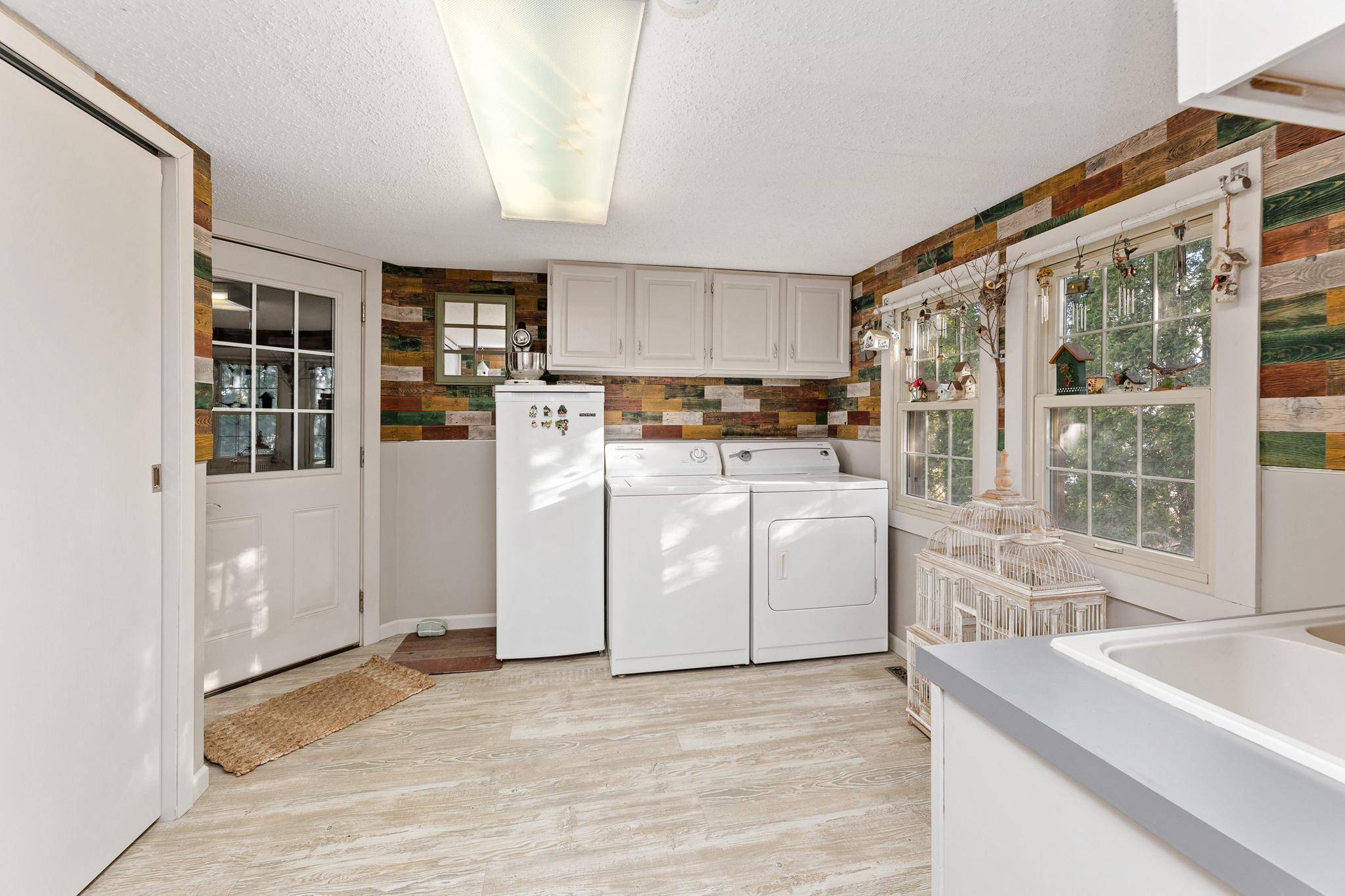 4 GARAGE ENTRY- LAUNDRY.jpg