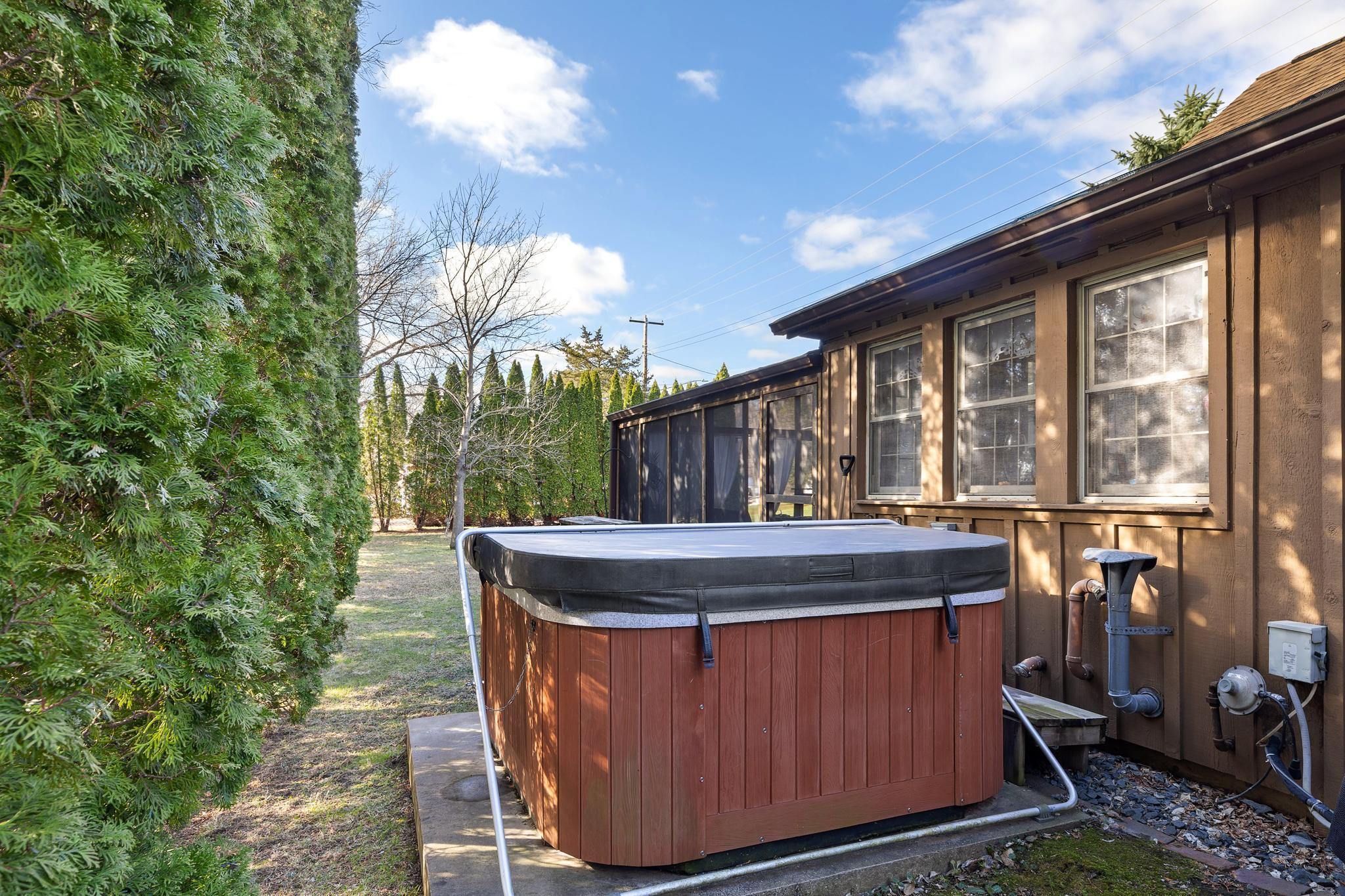 27 HOT TUB BEDHIND HOUSE.jpg