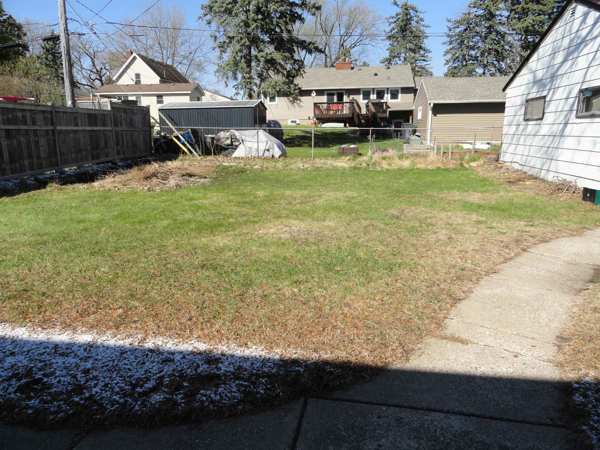 Attention anyone with a goal of gardens or home-grown fresh vegetables, the 3 season porch could be the perfect space to start plants. Nice!