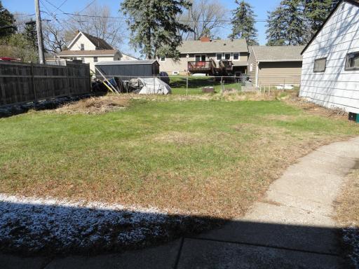 Attention anyone with a goal of gardens or home-grown fresh vegetables, the 3 season porch could be the perfect space to start plants before the last frost of spring time. Nice!