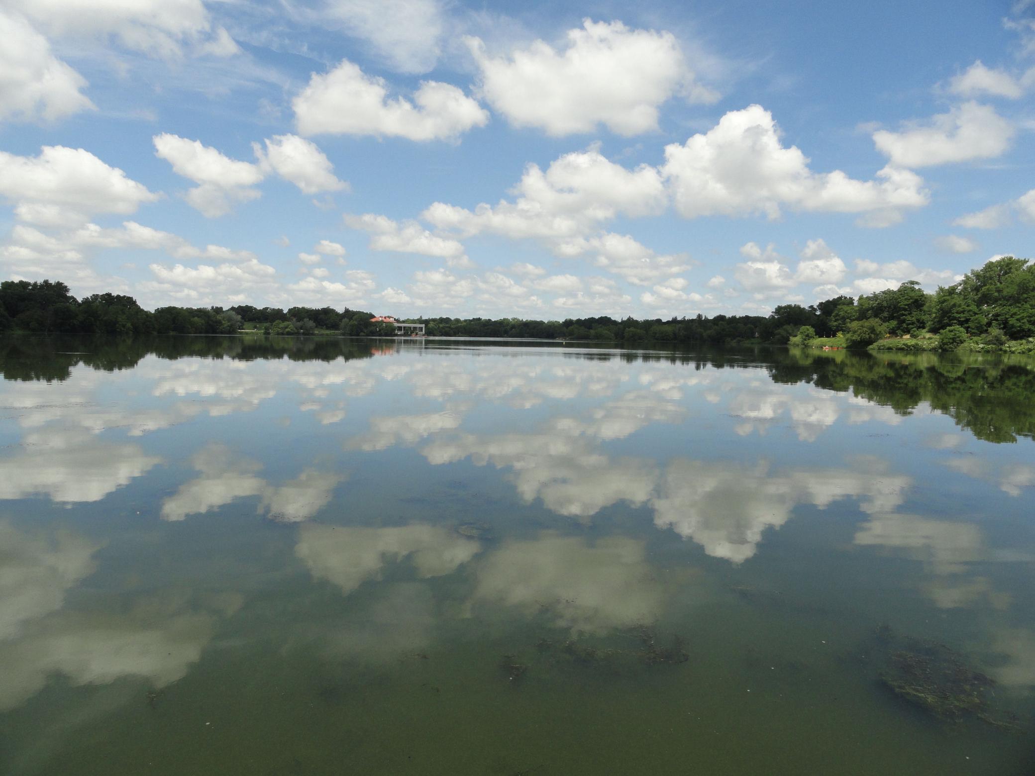 Lake Como, where sky meets water in a beautiful way. Share this local treasure with friends & a picnic! Nice!