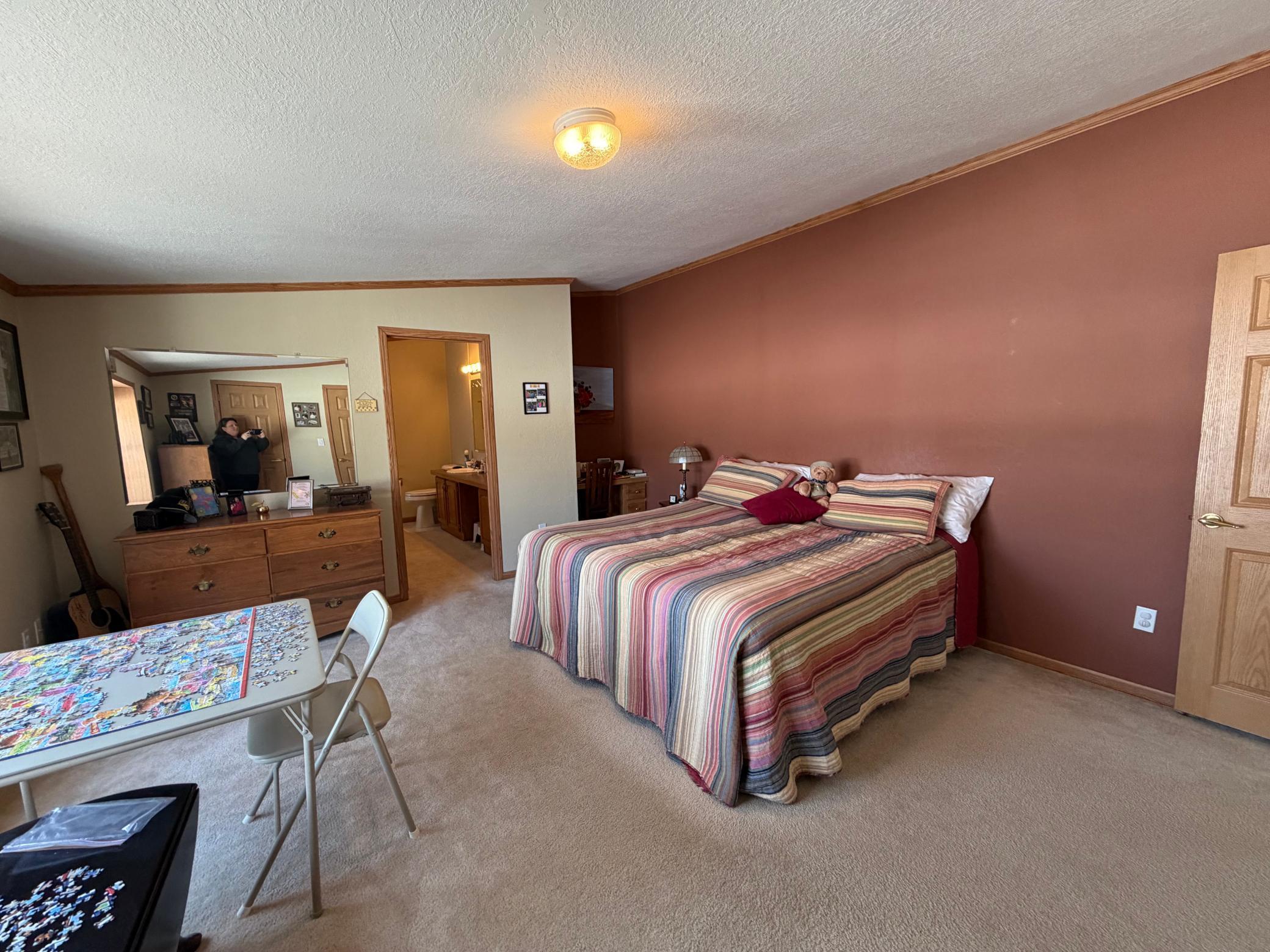 XL Suite, built-in desk in corner