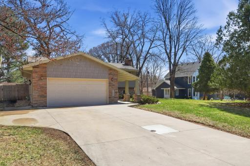 Concrete driveway for easy maintenance and everyday durability