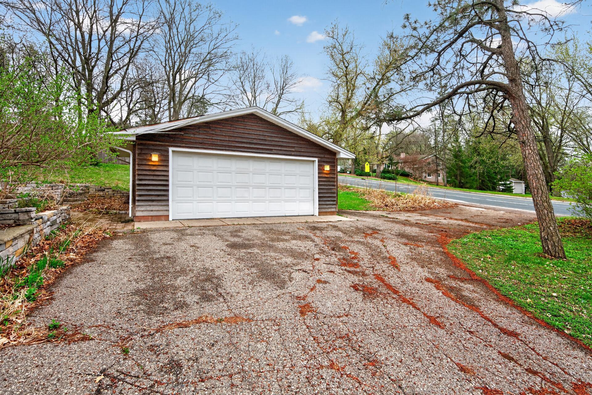 Pull through driveway gives easy in and out access