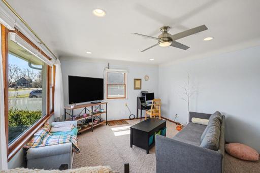 Beautiful front picture window. large living room, Recessed lighting. Central air conditioning.