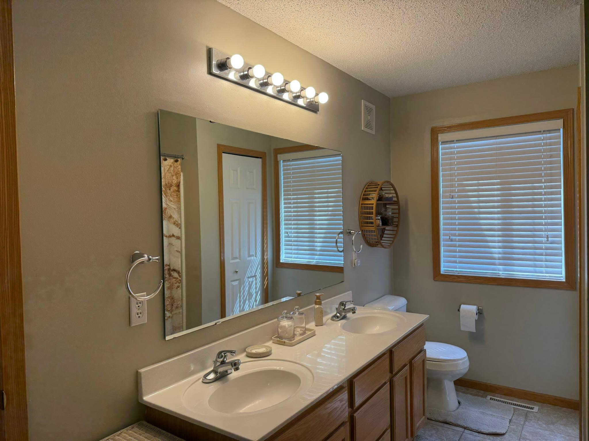 Large upper level bath with dual sinks