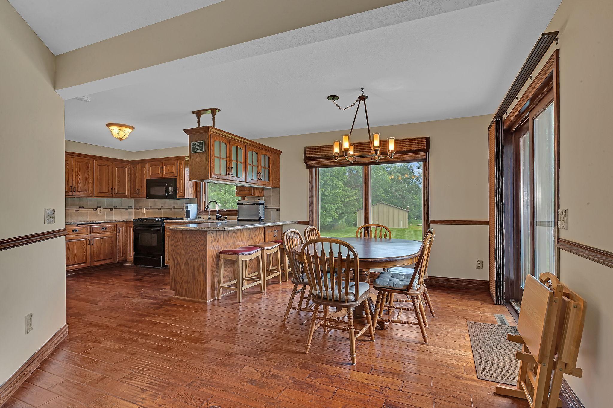 Snack bar and eat in kitchen area