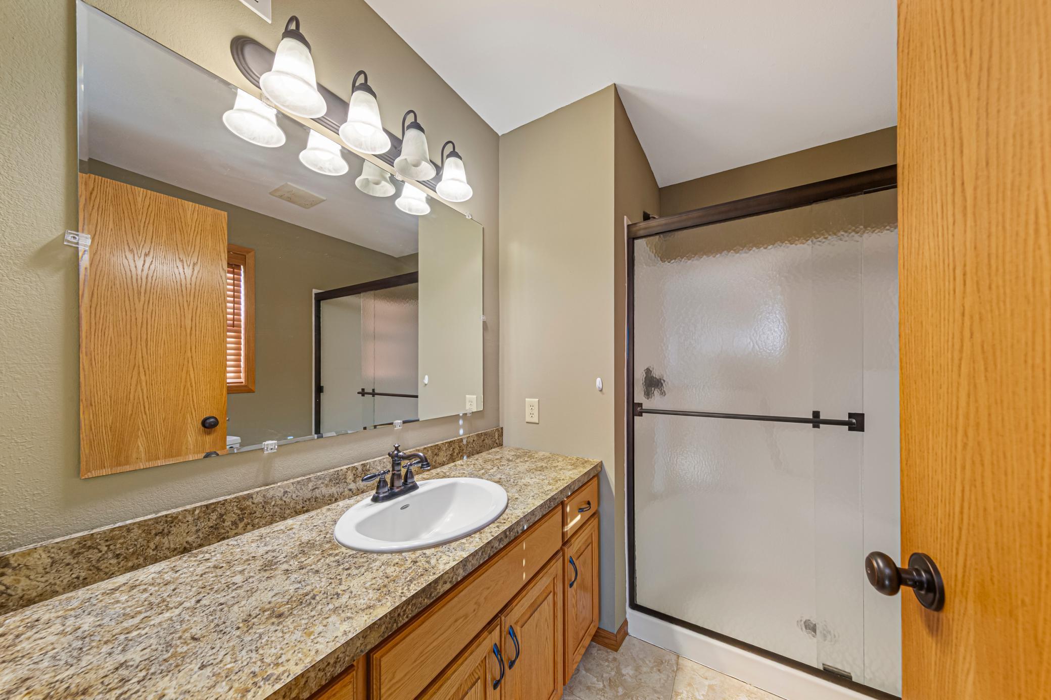 31 main bathroom.jpg