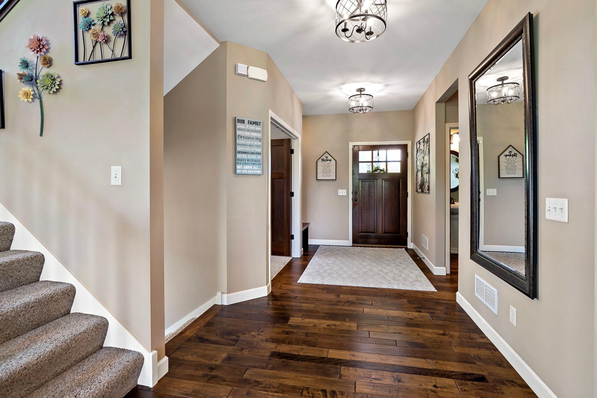 Foyer 1.jpg
