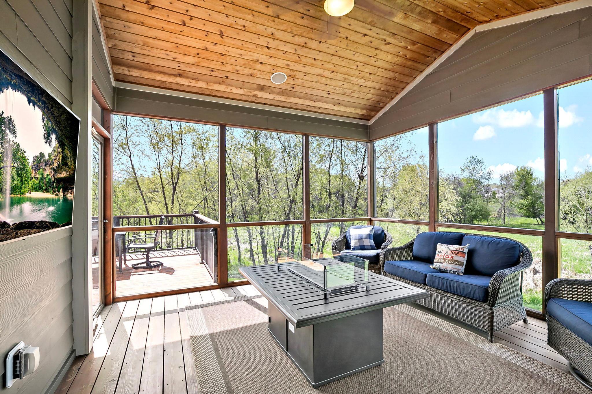 Porch 1.jpg