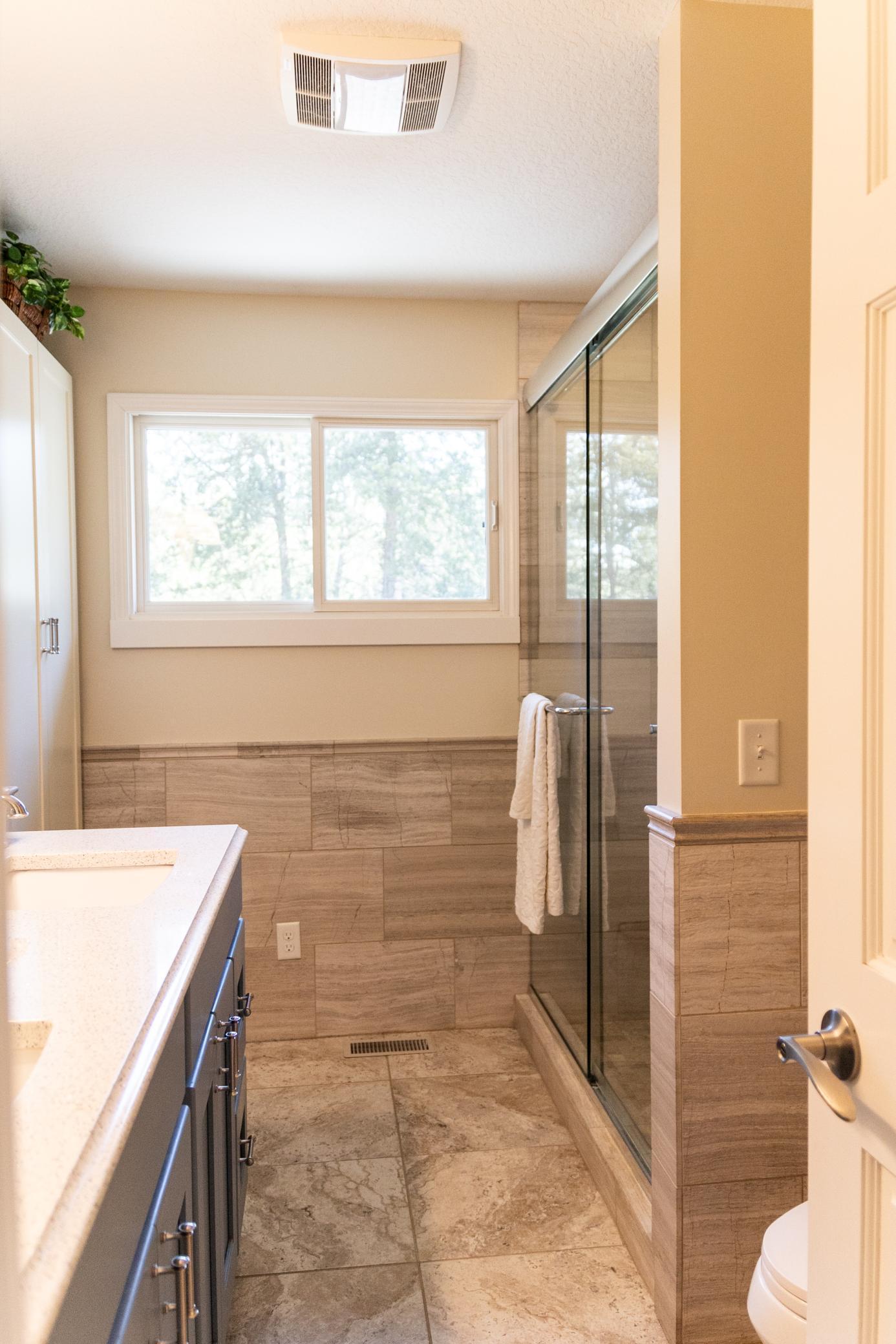 11660 Lehigh Ave S -Hastings - upstairs bathroom 3.jpg