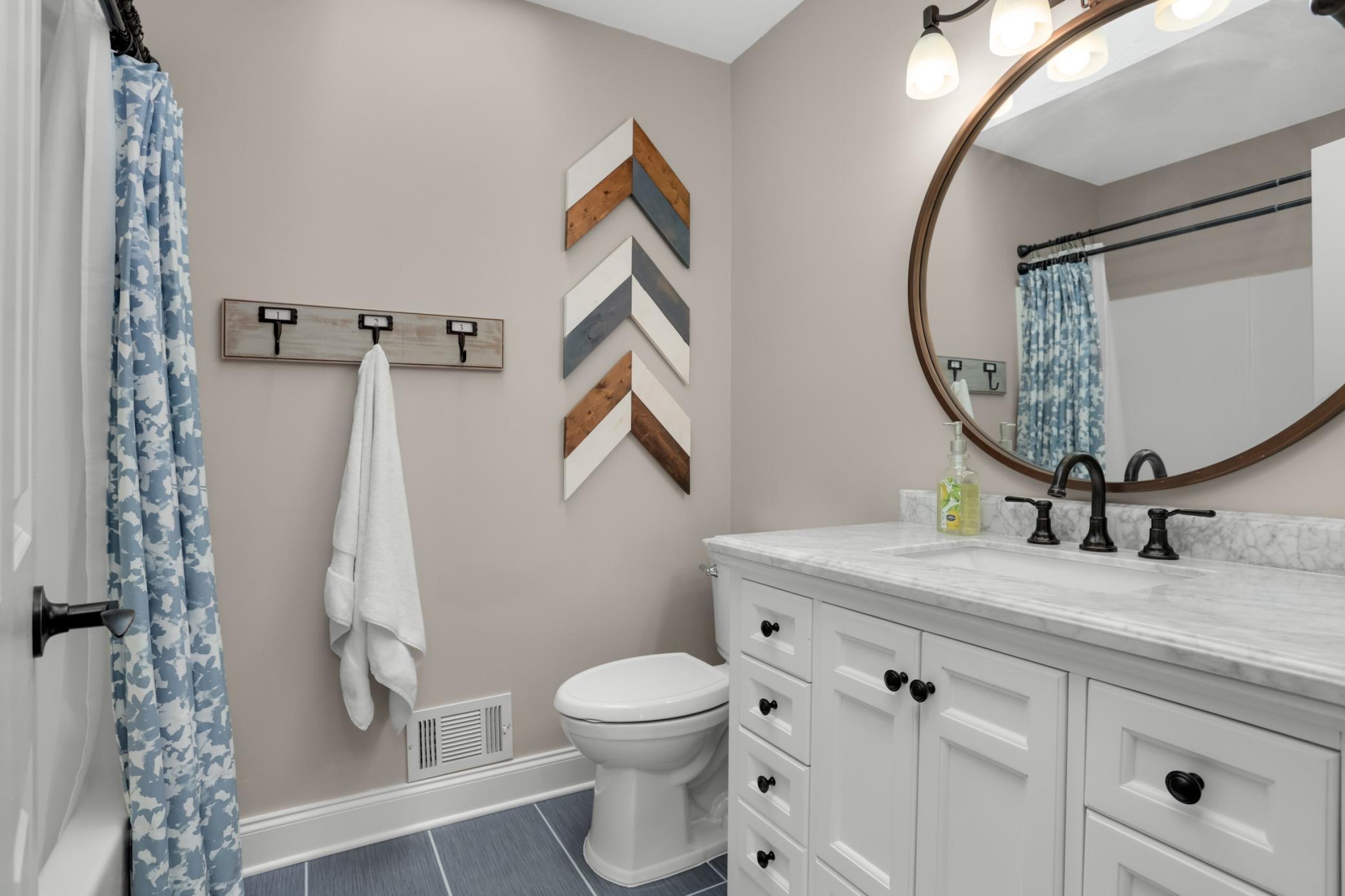 Convenient 2nd full bath on the upper level.