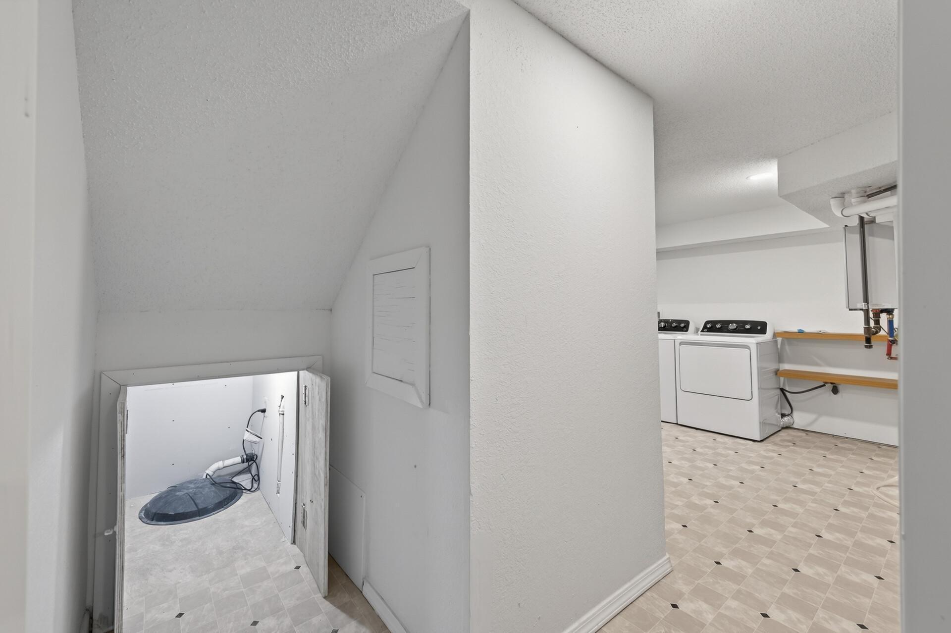 Laundry Entry w/ Sump Pump