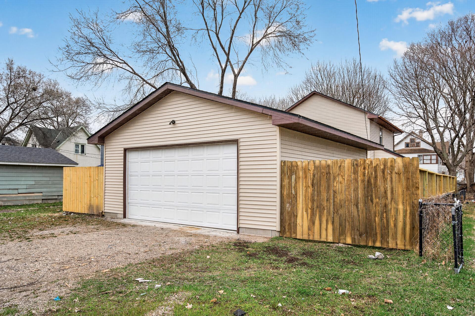 Garage w/ 8ft Overhead Door